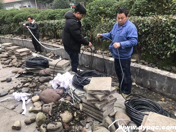珙县政府广场线缆维修施工现场