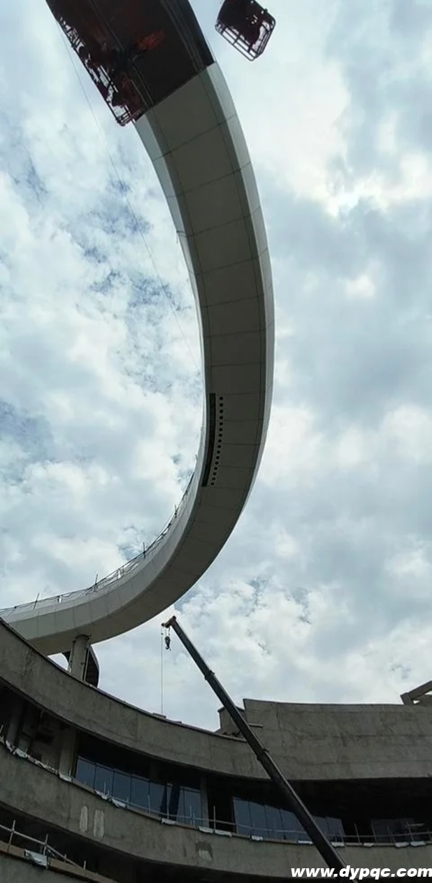 上海曹路招商花园拉线水帘天空环道施工现场
