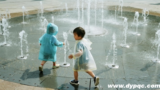 孩童追逐水柱嬉戏