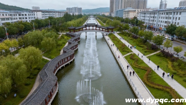 城市公园线性喷泉与蜿蜒廊桥