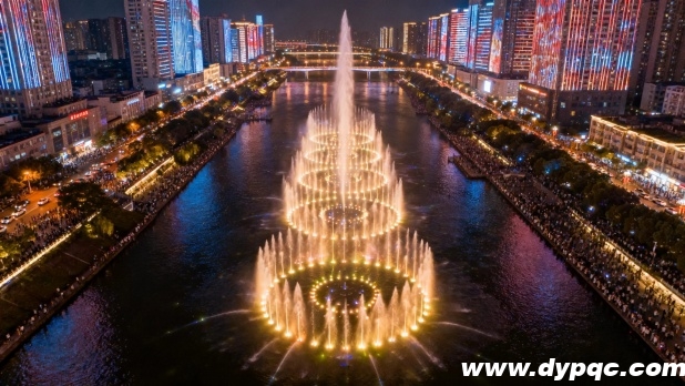 喷泉水柱与灯光协同形成壮丽图案