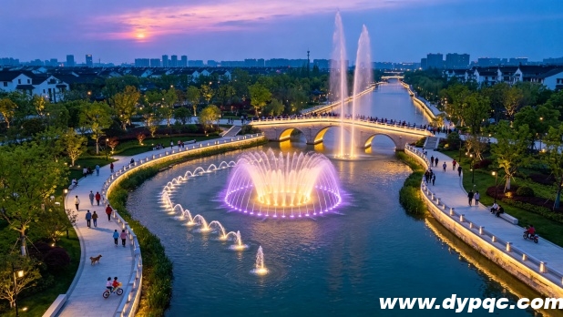 沿蜿蜒河道布局的水景